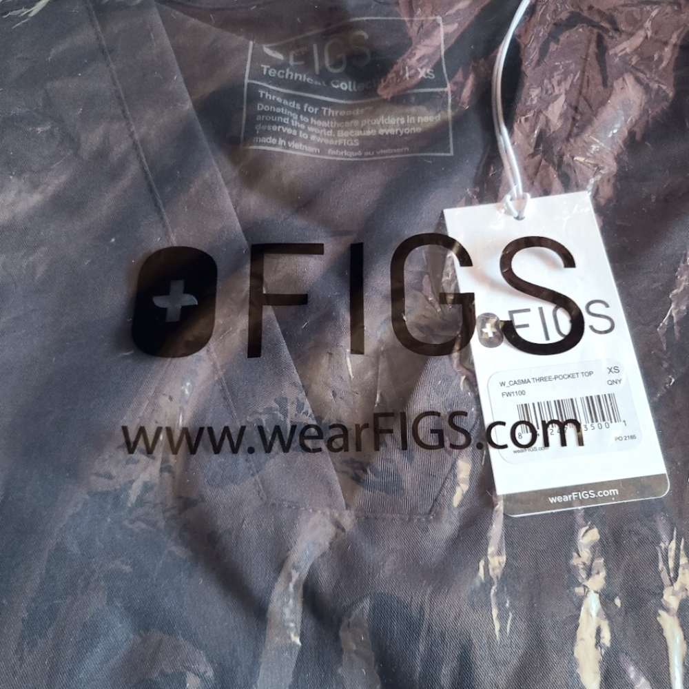 NWT quiet navy figs casma 3 pocket scrub top